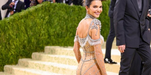 Chưa bao giờ Kendall Jenner mặc đẹp và đúng chủ đề như Met Gala 2021
