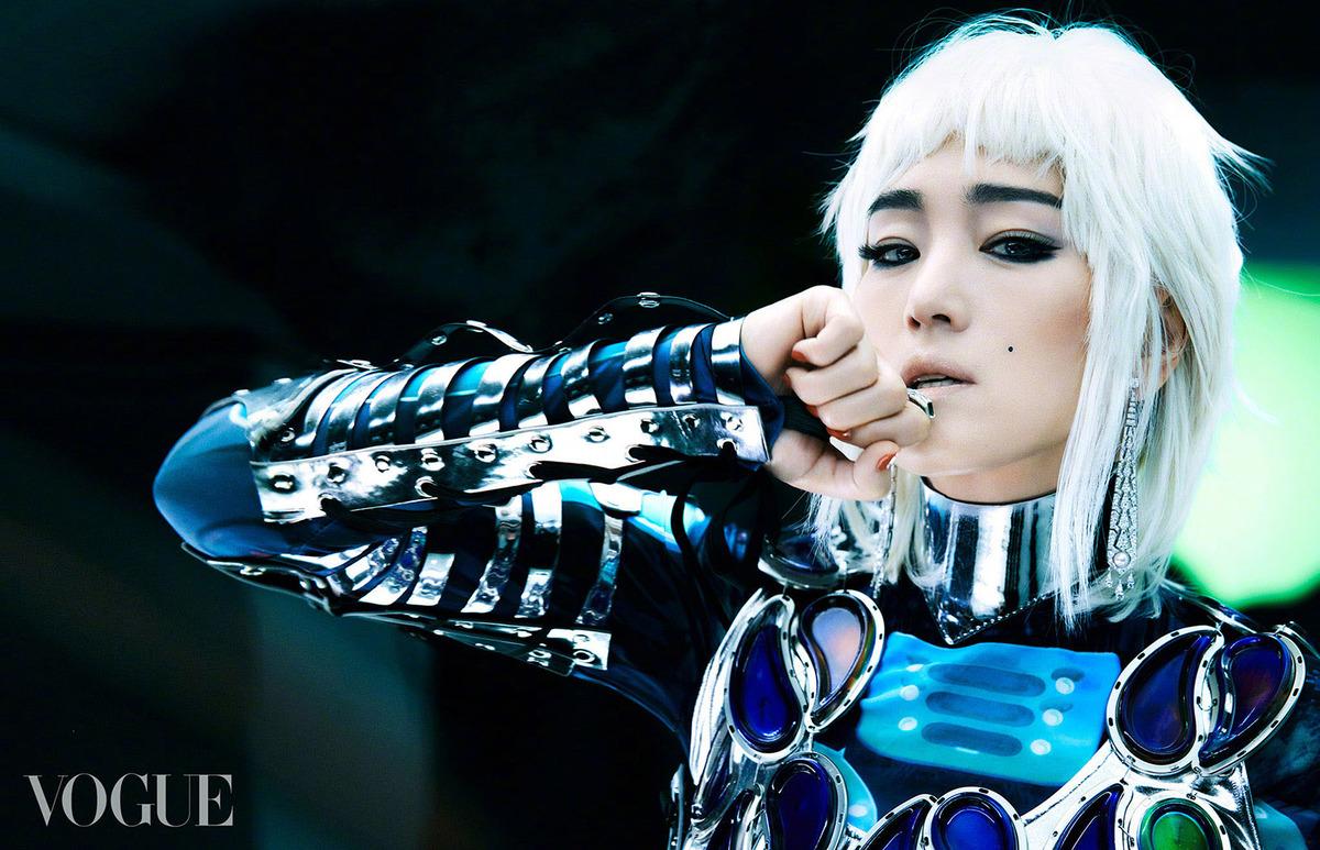 Lần đầu tiên Củng Lợi xuất hiện trên bìa tạp chí Vogue Trung Quốc