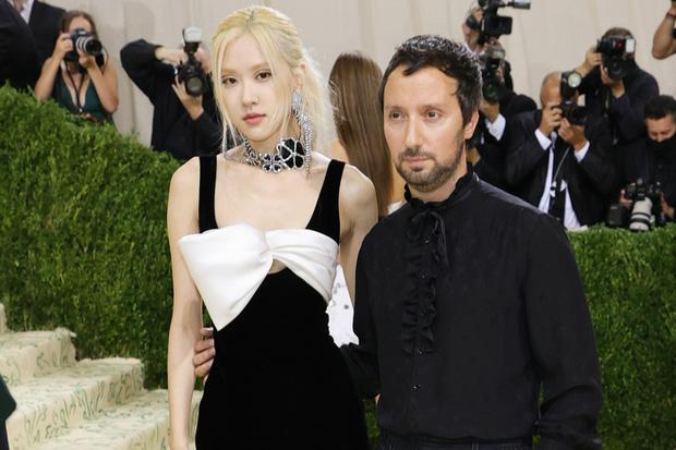 Rosé ơi! Nhìn cách Tzuyu kẻ mắt đây này!