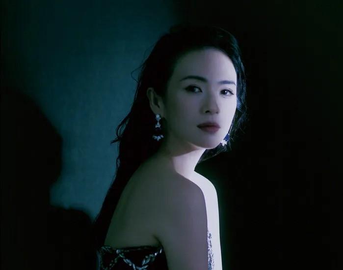 Chương Tử Di đeo chuỗi vòng cổ nặng 136,66 carat xuất hiện trên tạp chí Elle Trung Quốc