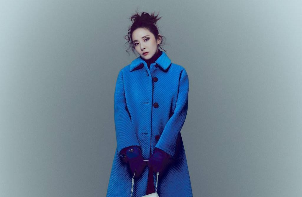 Sandara Park “đu” mốt kẻ eyeliner bay như Rosé trên ấn phẩm quảng bá cho show Prada