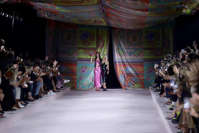 Thật may mắn khi Dua Lipa thôi không làm người mẫu