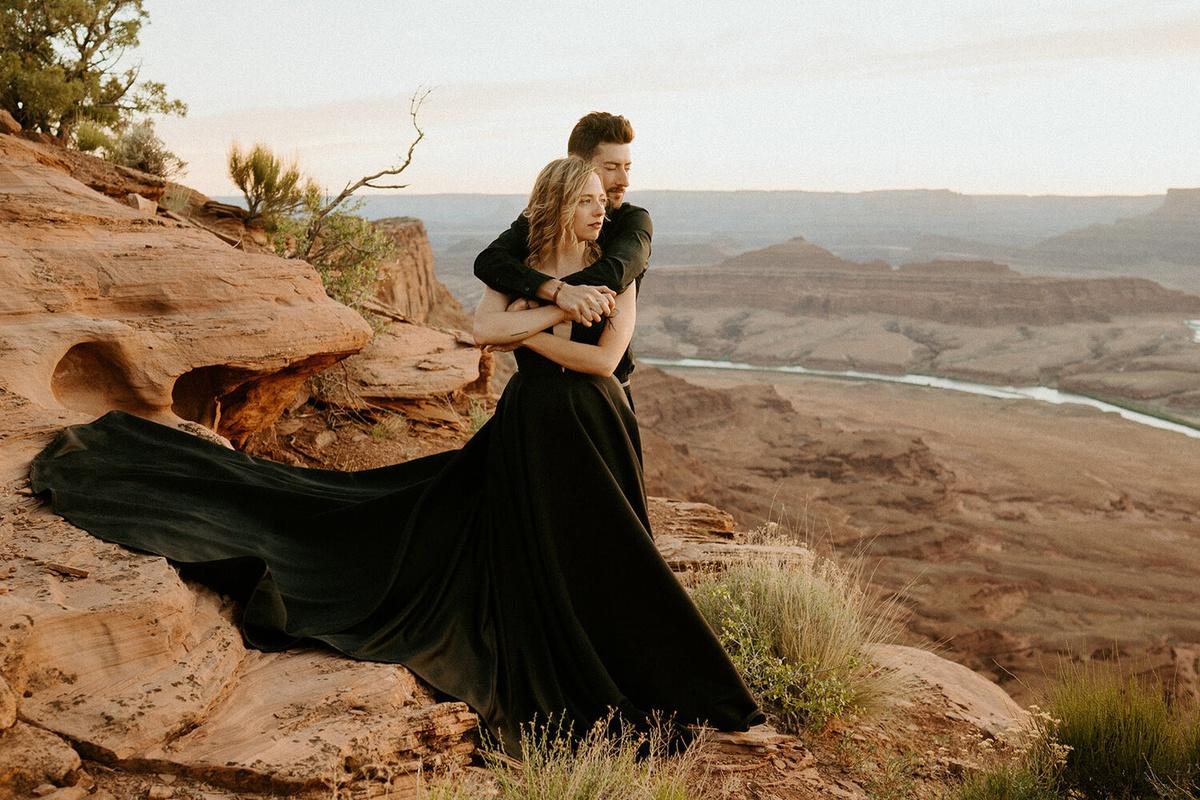 Váy cưới màu đen đang trở thành xu hướng hậu đại dịch