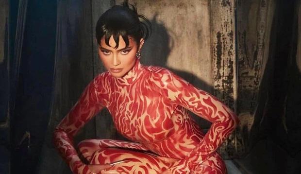 Đón Halloween sớm với cùng Kylie Jenner với bộ cánh đỏ rực như thịt sống