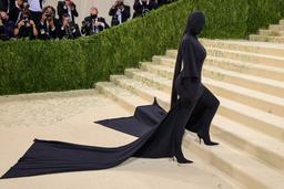 Bộ đồ trùm kín người của Kim Kardashian tại Met Gala 2021 trở thành trào lưu hóa trang Halloween