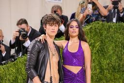 Cách nhanh nhất dẫn đến chia tay của sao Hollywood: Nắm tay nhau thật chặt trên thảm đỏ MET Gala