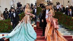 Ông chồng há hốc mồm khi thấy vợ "thay váy" ngay trên thảm đỏ Met Gala 2022