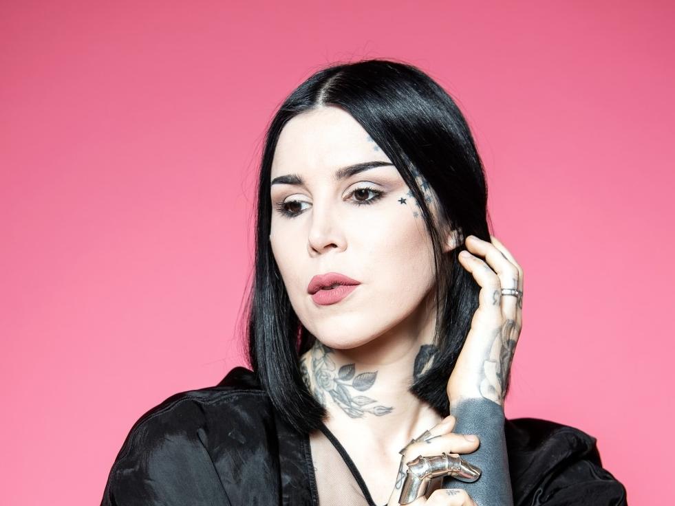 Kat Von D và Paris Hilton từng bị tra tấn tinh thần ở trường nội trú đắt đỏ