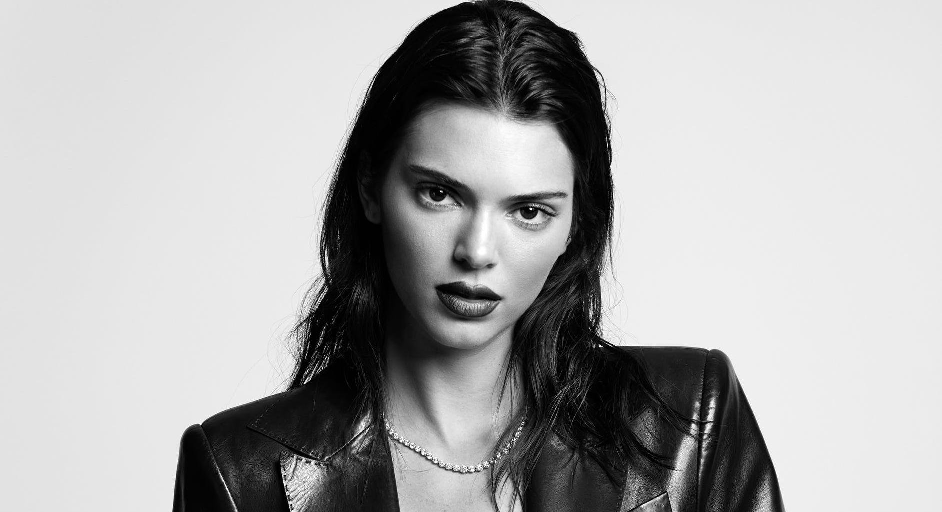Kendall Jenner lần đầu khoe ảnh cùng bạn trai mới