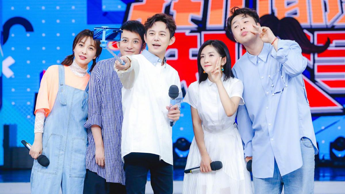 Các MC của show giải trí Happy Camp bị vướng vào lùm xùm ăn chặn tiền và bán quà của fan hâm mộ