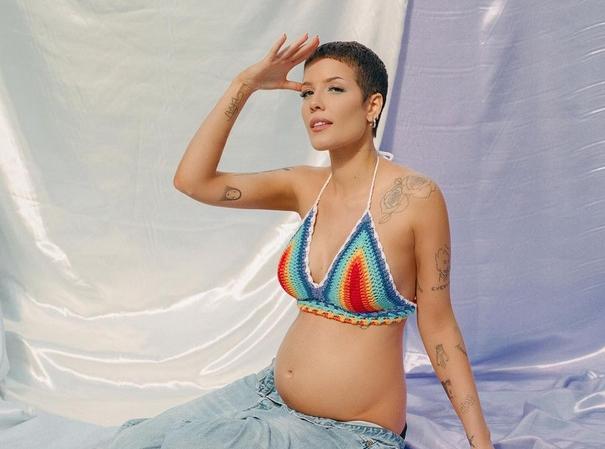 Halsey thông báo mang thai con đầu lòng bằng bộ ảnh nude
