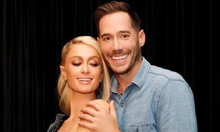 Paris Hilton đính hôn với bạn trai ở tuổi 40