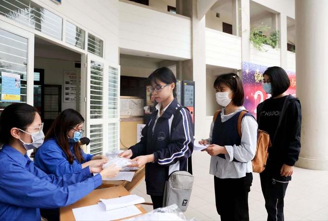 Một trường đại học tại Hà Nội không cho sinh viên ra khỏi khuôn viên