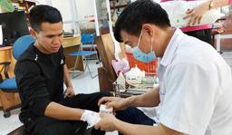 "Người hùng" Nguyễn Ngọc Mạnh phải về quê băng bó tay sau khi cứu cháu bé 3 tuổi rơi từ tầng 12