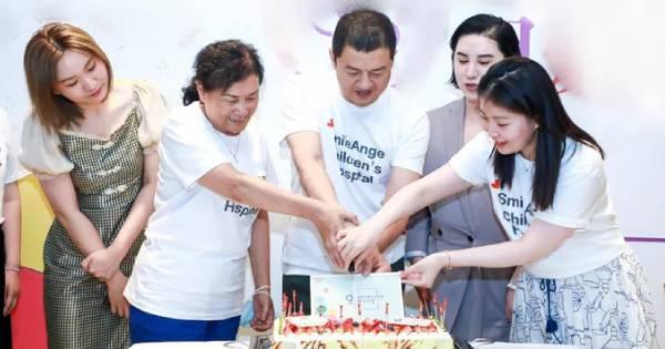 Lý Á Bằng tổ chức sinh nhật bên gái lạ, bạn gái doanh nhân không xuất hiện