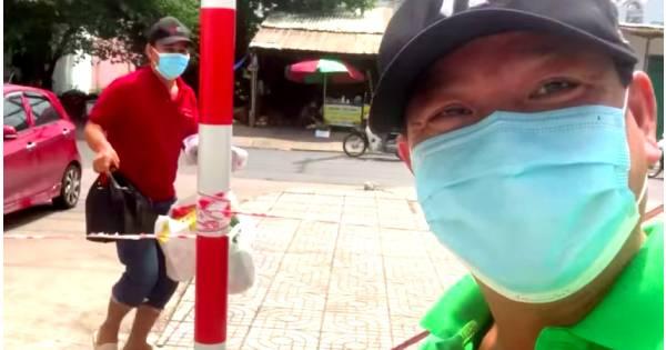 MC Quyền Linh "tay xách nách mang" tiếp tế cho em trai trong khu vực phong tỏa