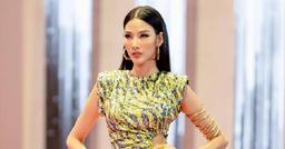 Thay vì xin lỗi, Hoàng Thùy chỉ chăm chia sẻ bài viết khen bản thân sau loạt lùm xùm