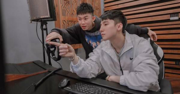 Sơn Tùng M-TP khoe góc làm việc có giá cả gia tài