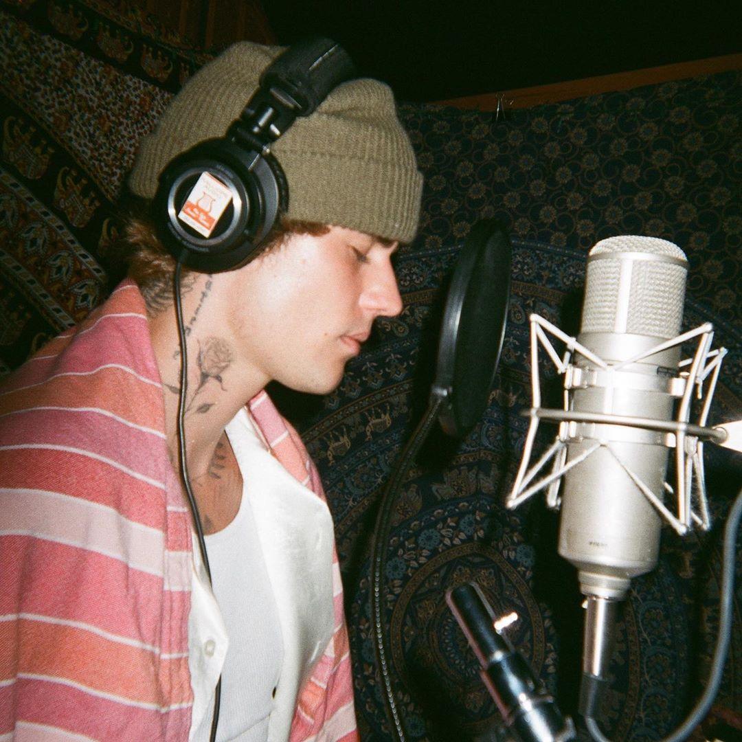 Justin Bieber bị nghi xăm tên Selena Gomez lên cổ