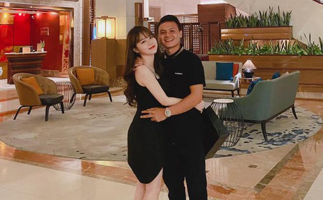 Huỳnh Anh: 10/10 xem đá bóng với mẹ Quang Hải, 1/11 đi chùa với mẹ tình mới