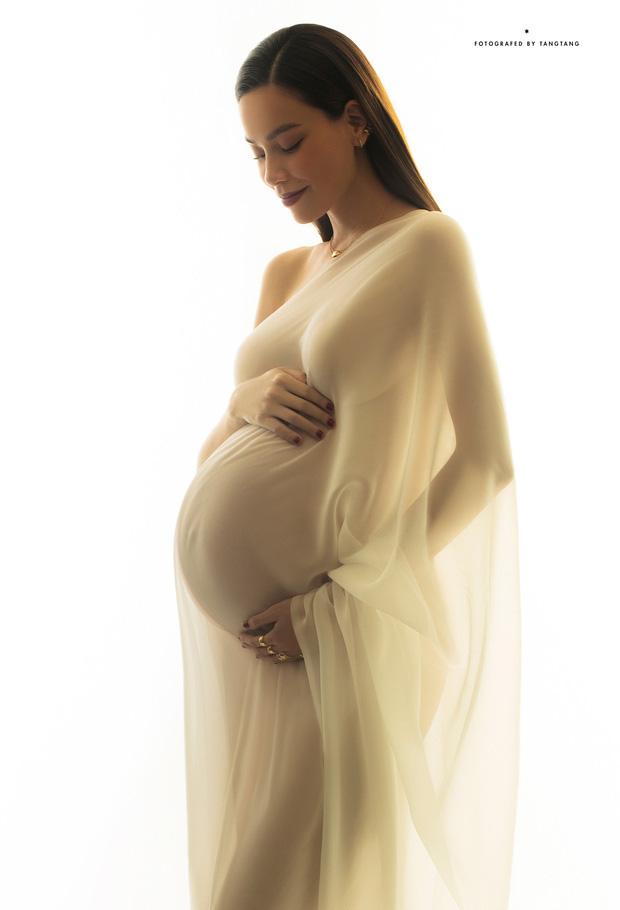 Hà Hồ sinh đôi một trai, một gái