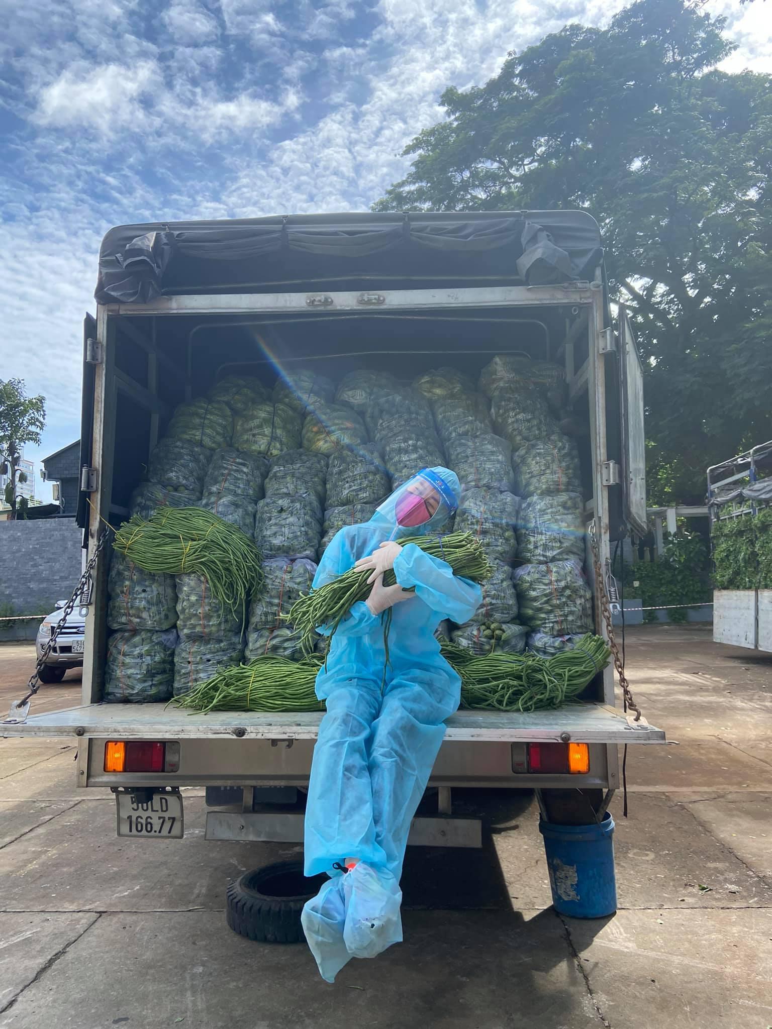 Hôm qua sao làm gì (30/7): Hoa hậu Khánh Vân phát rau 0 đồng, Huyền Baby khoe đường cong chữ S