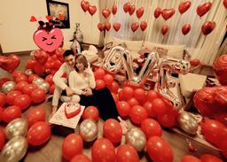 Mạnh Trường tổ chức tiệc bể bơi lãng mạn mừng 13 năm ngày cưới, bà xã "tan chảy với anh chồng"