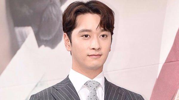 Chansung (2PM) bất ngờ thông báo kết hôn, sắp có con đầu lòng, không ký hợp đồng với JYP