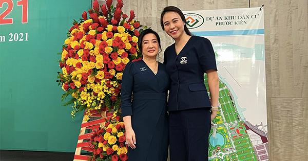 Đàm Thu Trang đứng bên mẹ chồng quyền lực trong cuộc họp cổ đông, vị thế mà Hồ Ngọc Hà chưa từng có