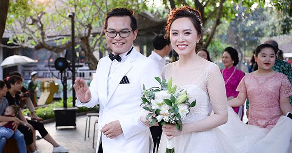 NSND Trung Hiếu cảm thấy lấy vợ kém 19 tuổi khi đã 45 "vẫn còn là sớm"