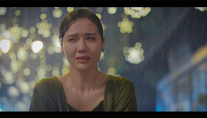 Hôm qua sao làm gì (14/4): Huyền Lizzie run cầm cập, dầm mưa 4 tiếng quay "Thương ngày nắng về"