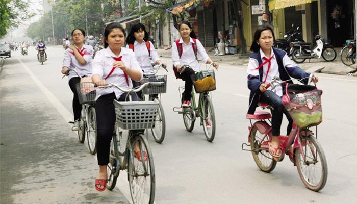 Tìm cô gái tên Lan trong đề thi Vật lý đạp xe 200 km mỗi ngày đi học