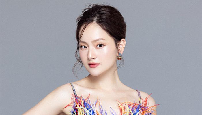 Hôm qua sao làm gì (4/5): Vân Khánh "Thương ngày nắng về" diện váy ngắn khoe đùi thon vai nuột