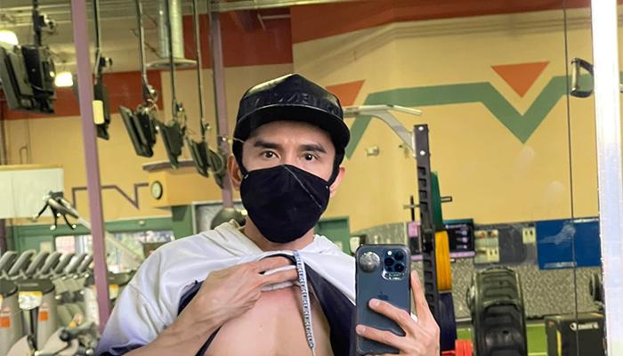 Đan Trường vạch áo khoe múi, hỏi fan muốn mặt đẹp hay người đẹp