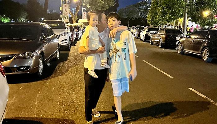 Vắng vợ, Cường Đô La thoải mái cùng 2 con "hâm nóng tình cảm"