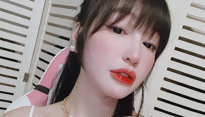 Elly Trần bị fan "từ chối nhận thần tượng" vì liên tục khoe quà đi xin