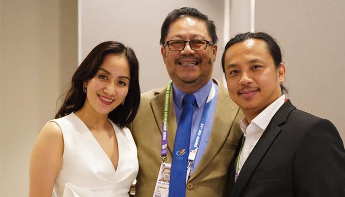 Phan Hiển đăng ảnh Khánh Thi đứng bên Chí Anh và cảm ơn tình cũ 10 năm của vợ