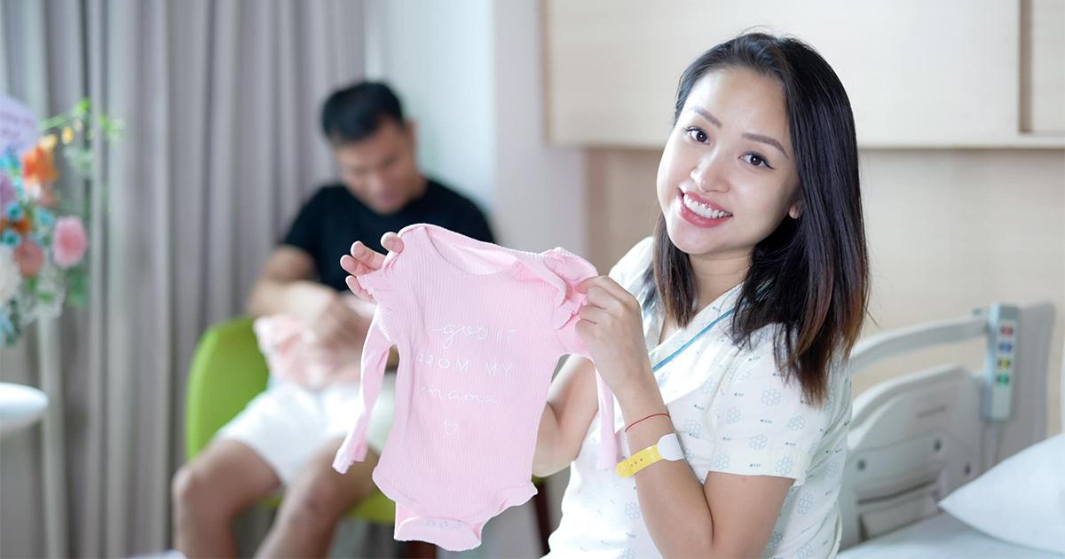 MC Vân Hugo sinh con gái ở tuổi 37