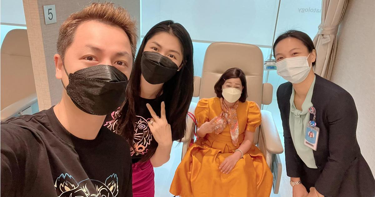 Vợ Đăng Khôi đưa mẹ chồng sang Singapore chữa bệnh, viện phí bằng cả căn hộ