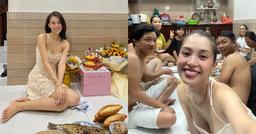 Tiểu Vy ngồi bệt xuống sàn ăn tiệc sinh nhật, đón tuổi 22 nhiều suy tư