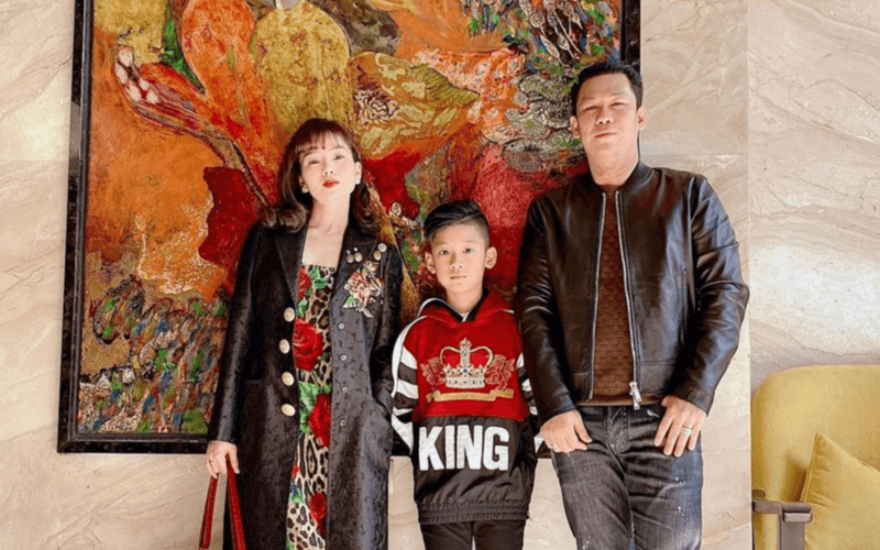 "Hoàng tử bé" nhà Lệ Quyên: Học trường mỗi năm tốn nửa tỷ đồng, ở biệt thự khủng, xe sang đưa đón mỗi ngày