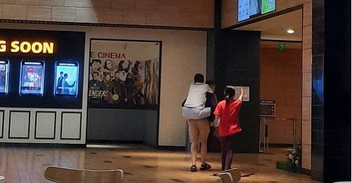 Khoảnh khắc xúc động người con trai cõng "bố già" đến rạp chiếu phim: "Ba ngồi đây nghỉ để con đi mua vé"