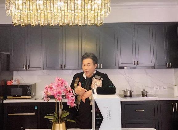 Căn hộ 200m² sử dụng cặp gam màu trắng - đen đối lập của ca sĩ Minh Quân