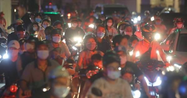 Hà Nội ùn tắc trong đêm Trung thu khi "biển người" đổ ra đường đi chơi