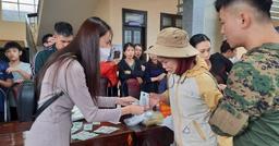 Thủy Tiên từ chối sự giúp đỡ của chính quyền, còn không cho lên thuyền