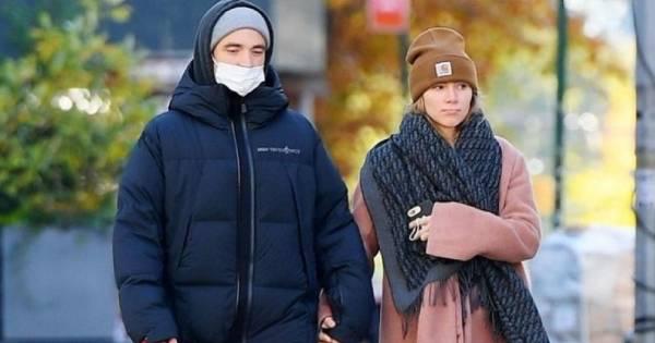 Robert Pattinson "tay trong tay" bên bạn gái trên đường phố New York
