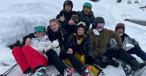 Liam Hemsworth đón năm mới bên tình trẻ kém 6 tuổi cùng gia đình anh trai "Thần Thor"