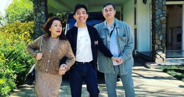 Minh Nhựa bắt trend Đen Vâu, khoe ảnh bên bố mẹ đại gia quyền lực