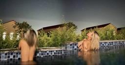 Tlinh không mặc gì trong bể bơi khiến dân tình nhốn nháo