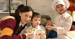 Trương Bá Chi lái xe đưa con trai thứ 3 đi chơi, bịt kín nhưng vẫn khiến dân tình xôn xao